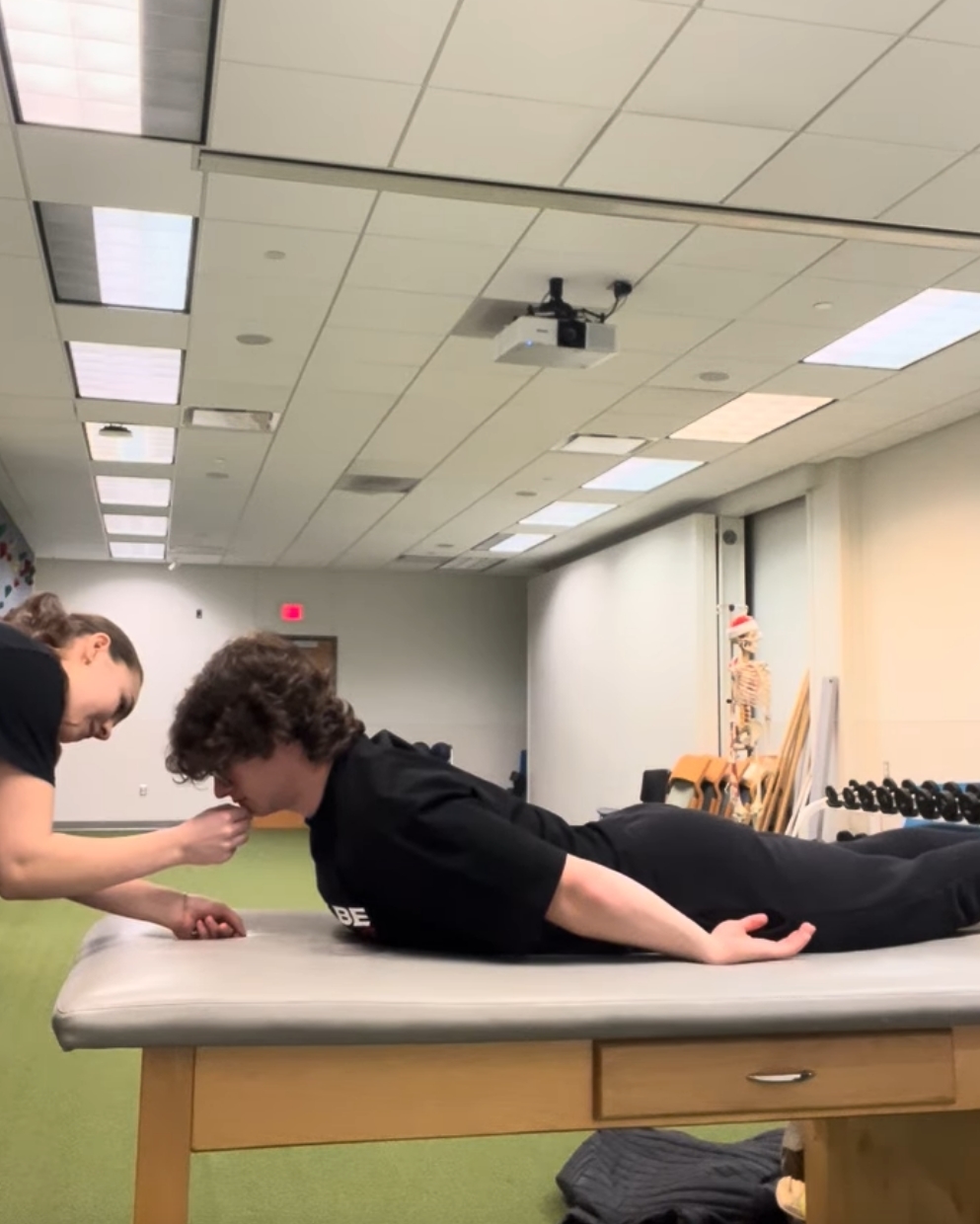 <p>lay down on the table face down with arms by side. slowy raise your torso off the floor only using your back extensor muscles until full extension. measure distance from chin to floor. </p>