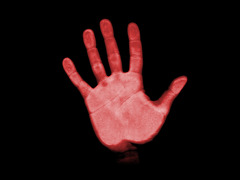 <p>đẫm máu</p>