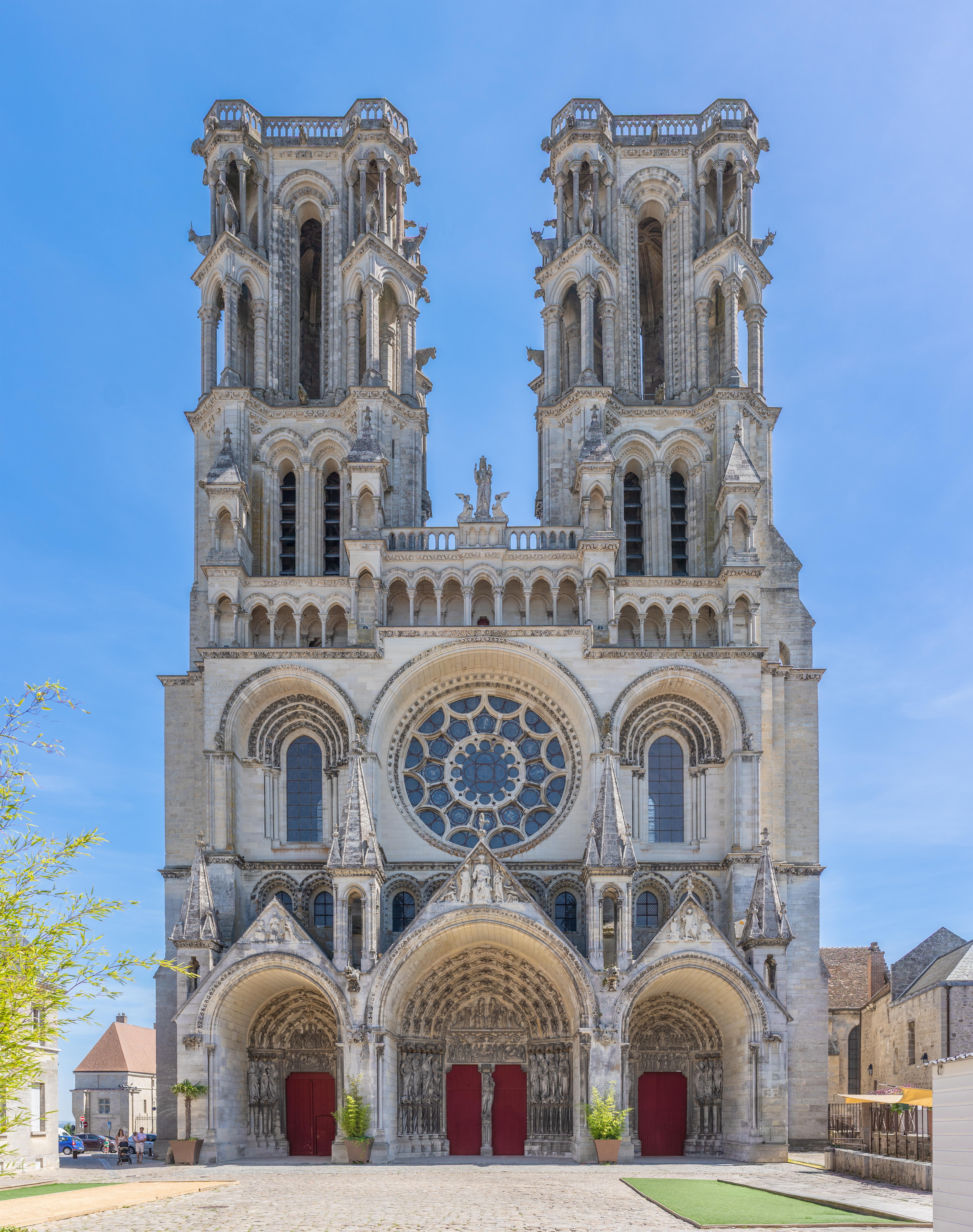 <p>Early gothic</p><p></p><p>Limestone masonry</p><p></p><p>Built during intense civil pride and economic growth in France. Retains conservative Romanesque by using a four-story nave elevation.</p>