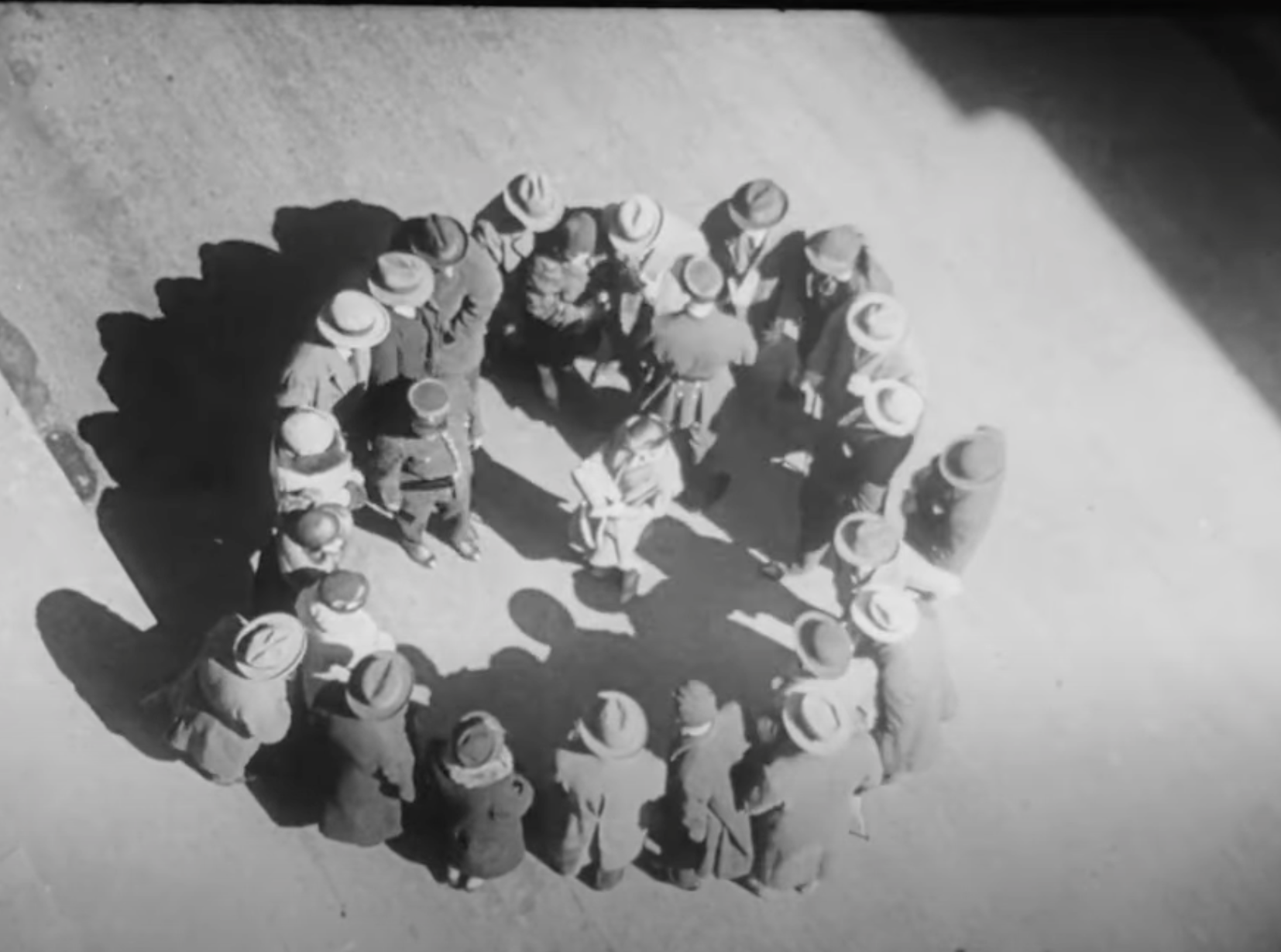 <p><span>Un Chien Andalou (1929) by spanish director <u>Luis Buñue</u> and artist <u>Salvador Dalí </u>is a _____. </span>The chronology of the film is disjointed, it uses<span> </span>dream logic<span> </span>in the narrative flow.</p>