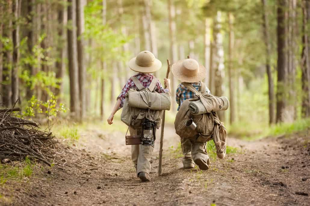 <p>se alejan = they move away </p><p>listos = ready</p><p>juntos = together </p><p>miedo = fear</p><p>sera = will be </p>