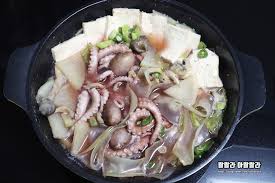 <p><span>세발낙지</span></p><ul><li><p><span>발이 가늘고 부드러운 낙지 / 낙지탕탕이, 연포탕 등</span></p></li></ul><p><span>ခြေထောက်သေးသေးသွယ်သွယ်နှင့် အသားနုသော </span><strong>ရေဘဝဲသေး</strong><span> (အစိမ်းသုပ် သို့မဟုတ် စွပ်ပြုတ်လုပ်စားကြသည်</span></p>