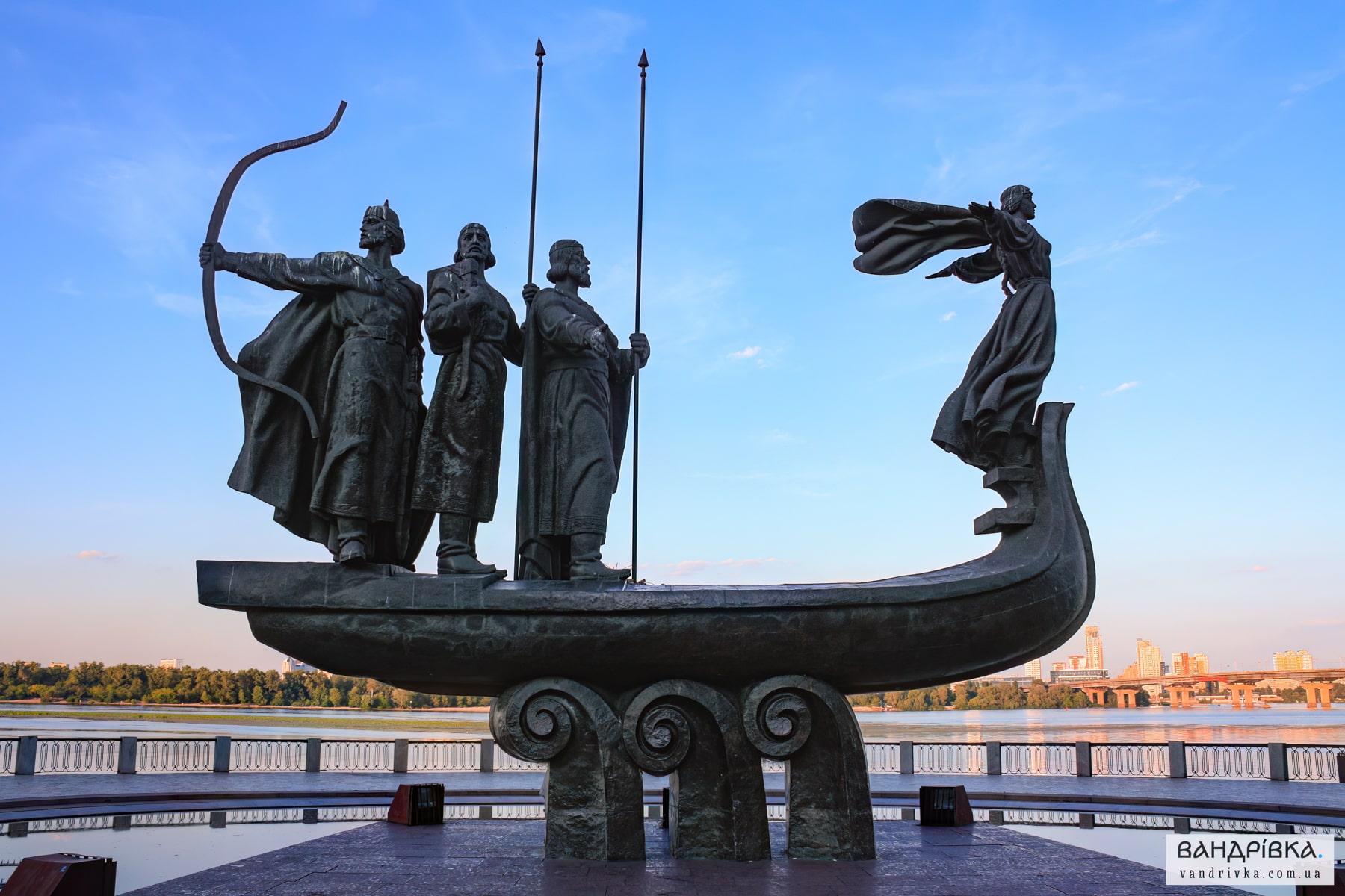 <p>Пам’ятник засновникам Києва (Кий, Щек, Хорив</p><p>і їхня сестра Либідь)</p><p>Скульптор: Василь Бородай (скульптура наче на бороді стоїть)</p>