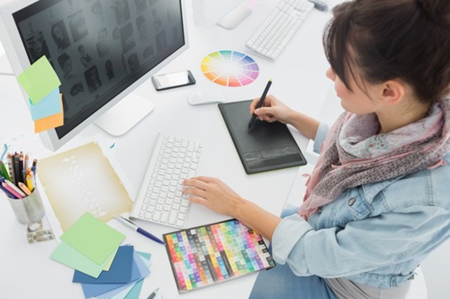 <p>someone who works in graphic design (= the designing of pictures and text for books, magazines, advertising, etc.)(...artist)</p>