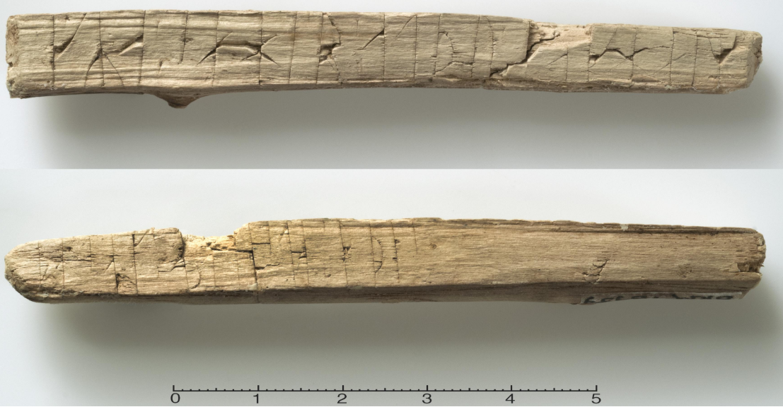 <p><span style="background-color: transparent;">Iscrizioni su legno rinvenute nel quartiere mercantile, alcune segnalano proprietà, altre sono veri e propri contratti. &nbsp;La più curiosa (scoperta nel 2015) è quella di una certa Gyda (<em>gya sæhir</em>) che chiede al destinatario quando tornerà a casa (Norvegia).</span></p>