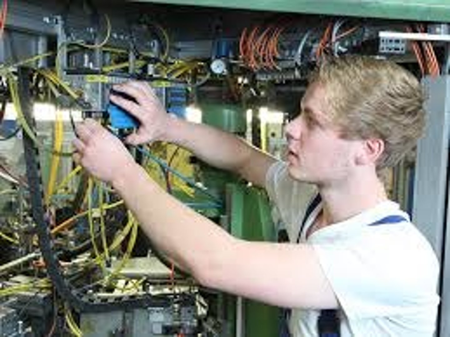 <p>car mechanic (m/f)</p>