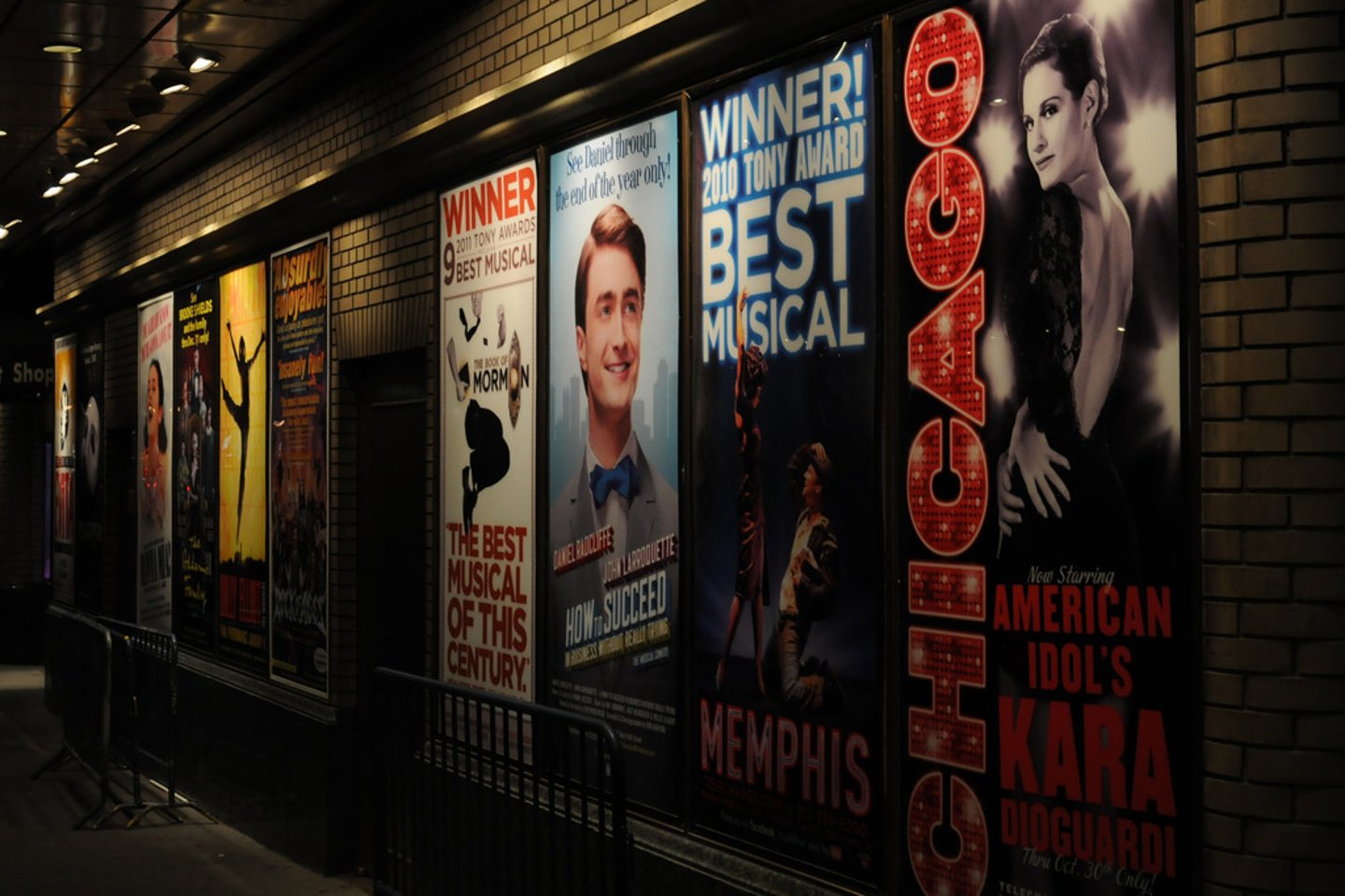<p>cinema, theater (drama+large place)</p>