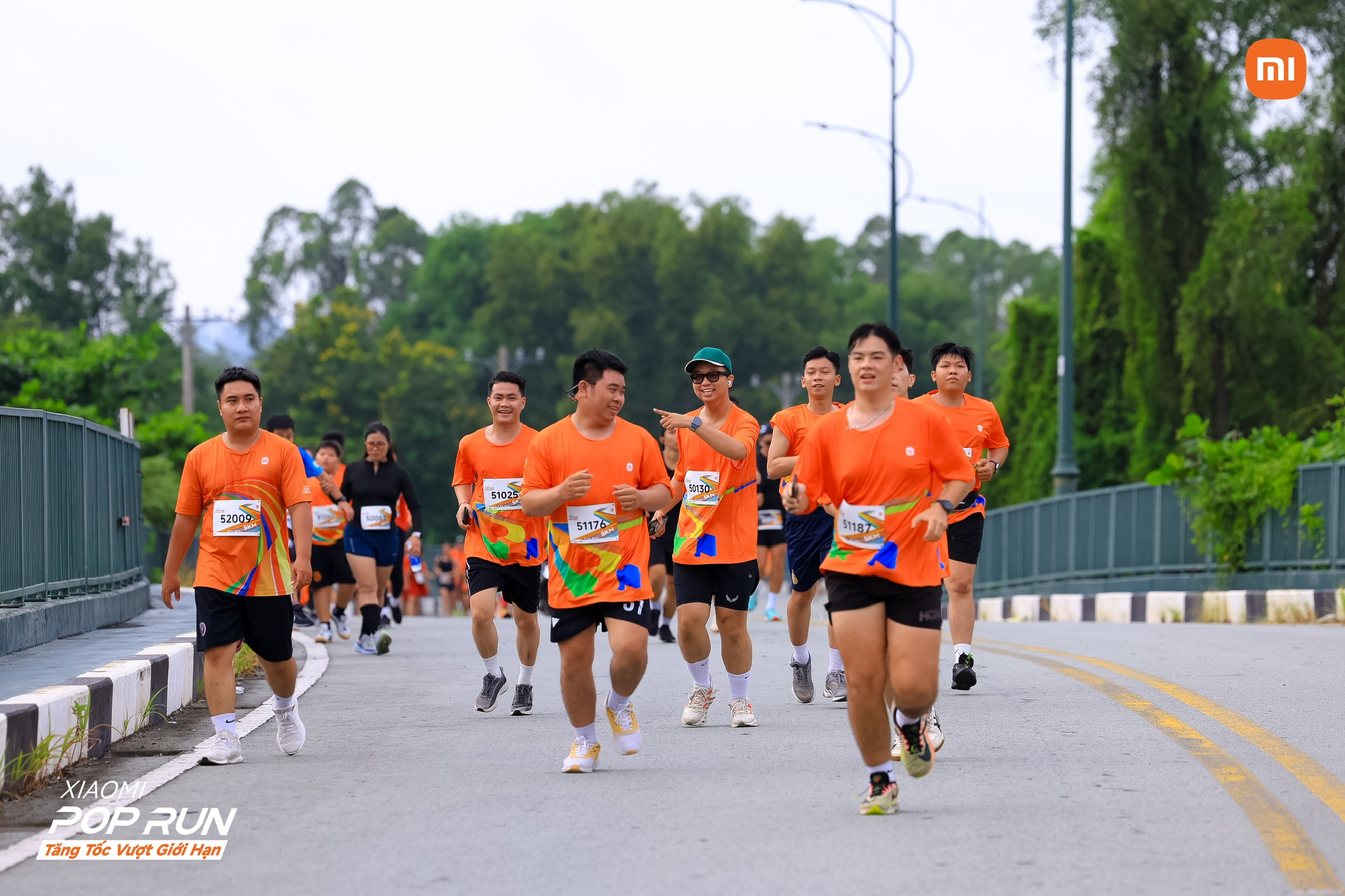 <p>đắm chìm vào | I immerse myself in books.</p>