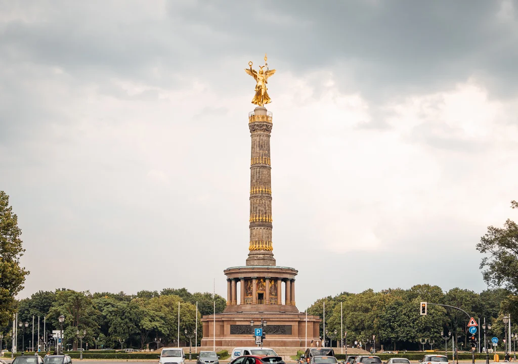 <p>Das Denkmal erinnert an die drei sogenannten Einigungskriege die zur Gründung <span>Deutschen Reiches führten. Auf der Säule thront die vergoldete Siegesgöttin Viktoria.</span></p>
