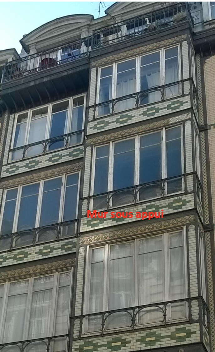 <p>en architecture, portion de mur située directement sous une ouverture (fenêtre ou baie) et qui sert à soutenir le poids de l’élément au-dessus ainsi qu’à fermer la partie basse de l’ouverture.</p>