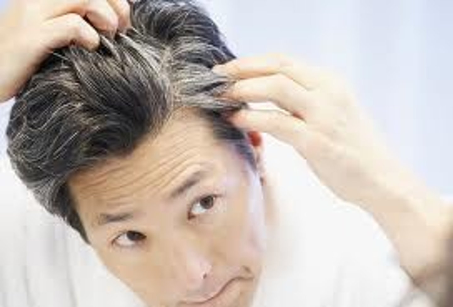 <p>(everyday English) bạc tóc Ví dụ: My dad started to go grey at forty.</p>