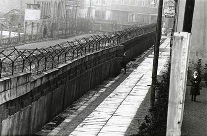 <mark style="background-color: #2196F3;">Le Mur de Berlin</mark>

