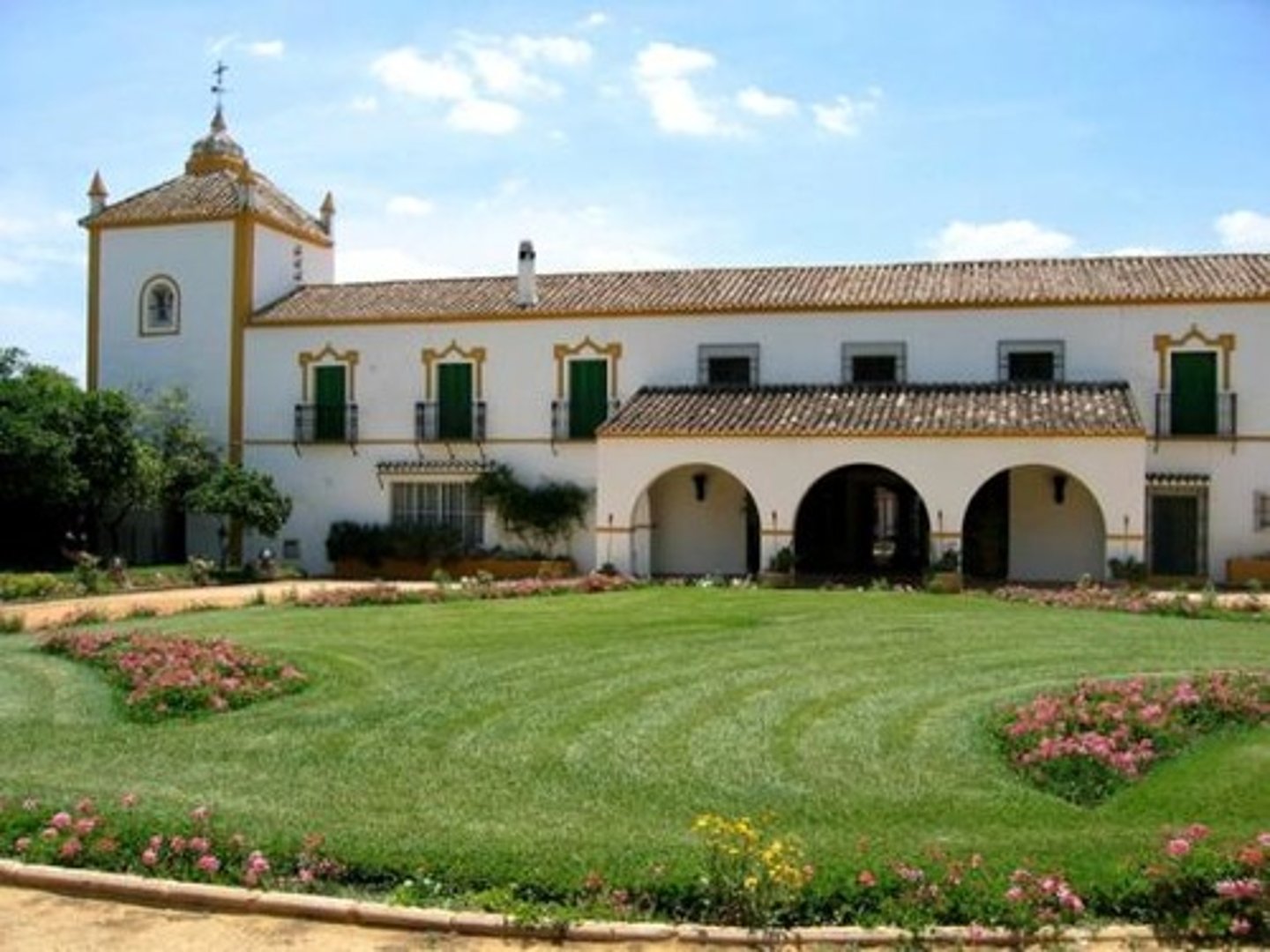 <p>Spanish colonists formed large, self-sufficient farming estates known as these.</p>