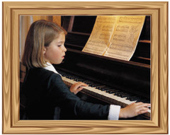 <p>Ella tocaba el piano.</p>
