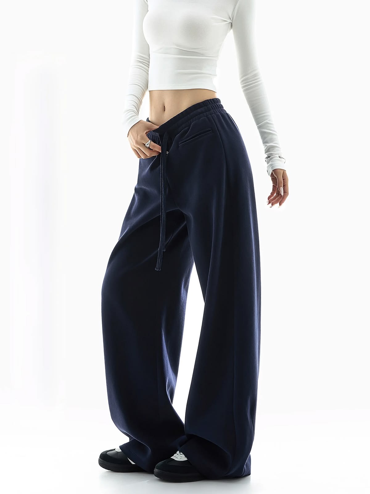 <p>wide-leg sweatpants </p>