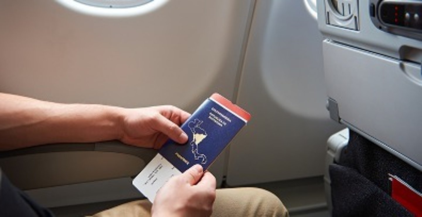 <p>Escribe la expresión de obligación que puede ir seguida por un infinitivo</p><p>____ _____________ tener un pasaporte para viajar</p>