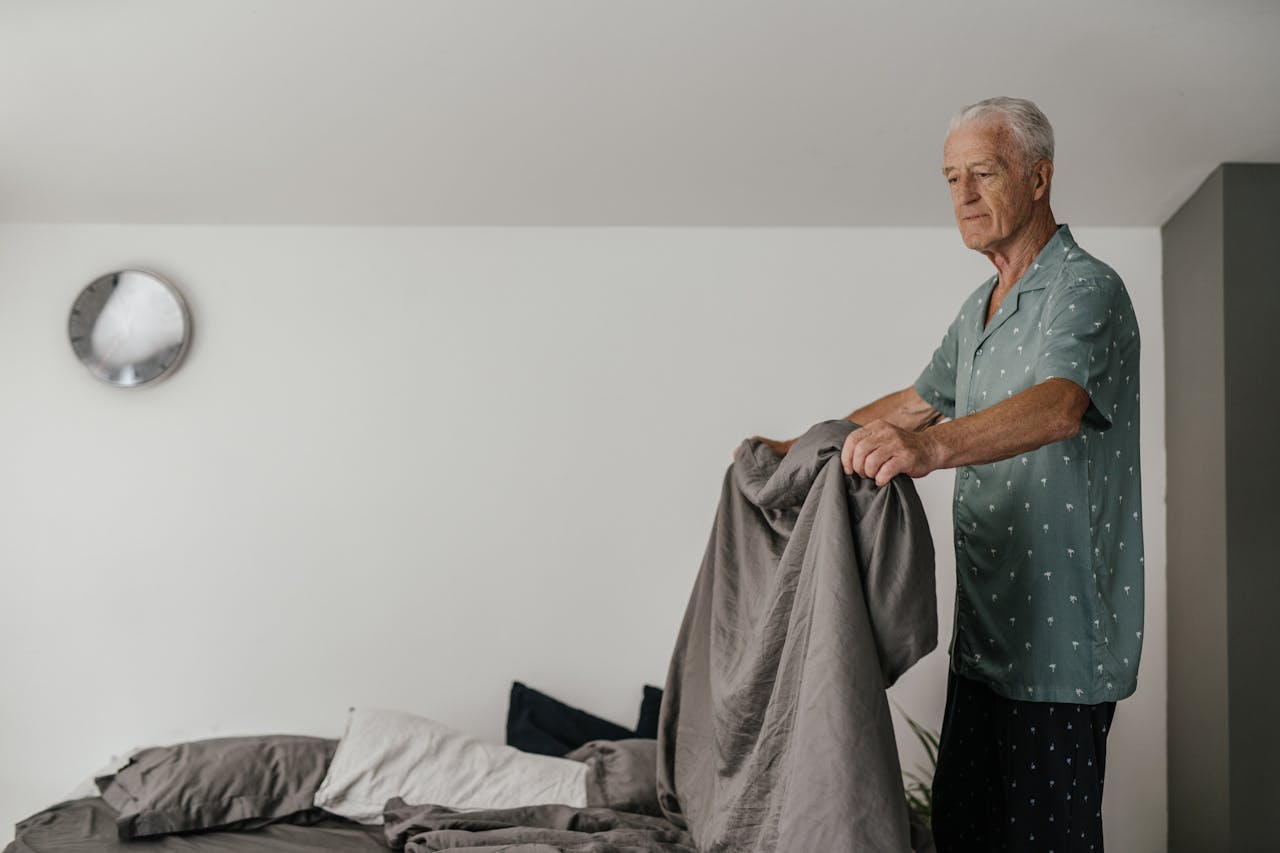 <p><strong>Make the bed </strong><em>(verb)</em></p>