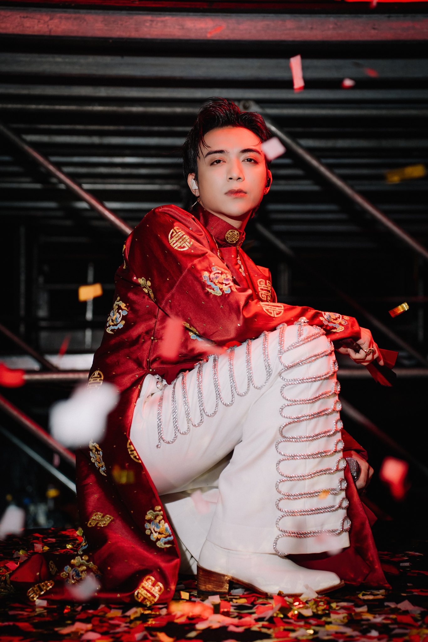 <p>giống ren, làm từ ren</p>