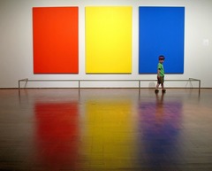 <p>màu cơ bản - đỏ, vàng, xanh dương (Example: Red is a primary color. - Đỏ là màu cơ bản.)</p>
