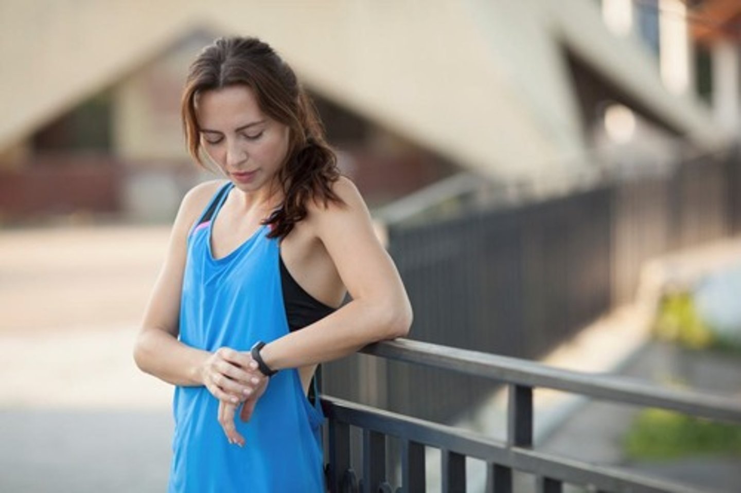 <p>TRANSLATION: служить фитнес-трекером</p><p>DEFINITION: To function as a device that monitors physical activity and health data.</p><p>EXAMPLE: My smartwatch can also .................. by counting my steps. Мои умные часы также могут СЛУЖИТЬ ФИТНЕС-ТРЕКЕРОМ, подсчитывая мои шаги.</p>