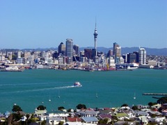<p>Ookurando に すんで います。I live in Auckland</p>