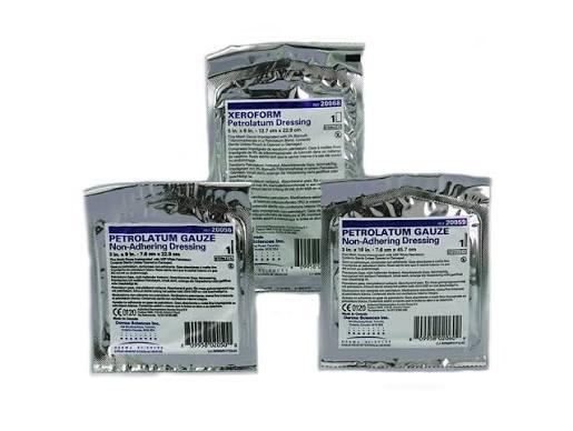 <p>A sterile bandage used to cover wounds and prevent air or fluids from entering or escaping. </p>