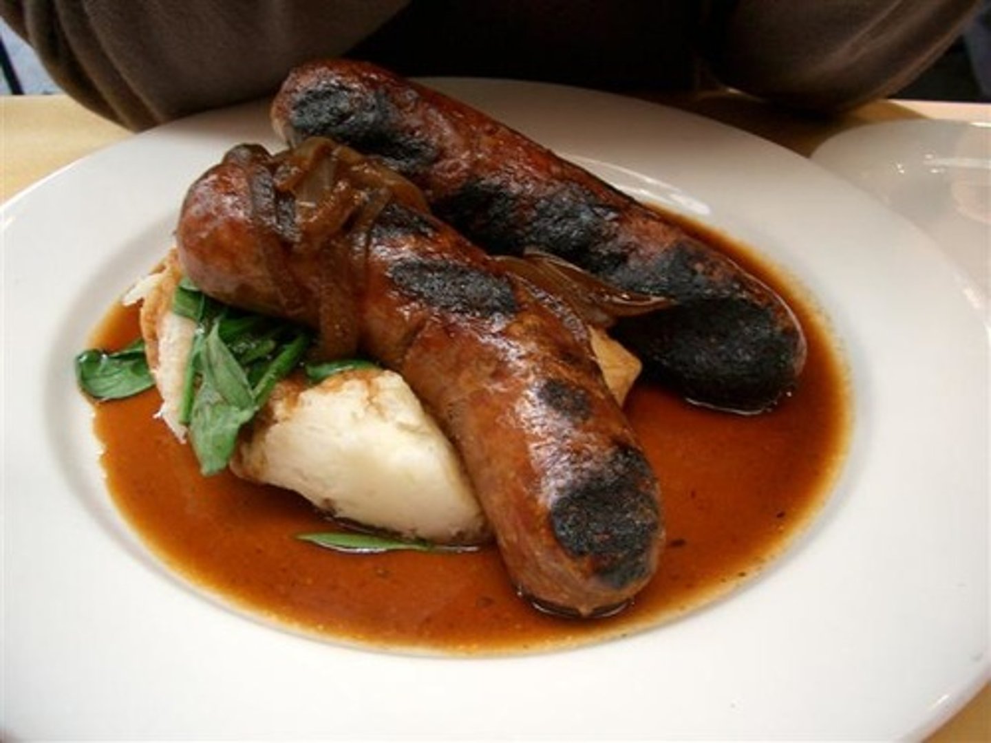 <p>/ˈbæŋ.ər/ noun (countable, UK slang) British slang for sausage.</p><p>bangers and mash (món truyền thống UK)</p>