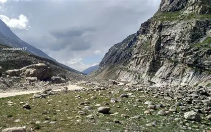 <p>/təˈreɪn/</p><p>My mountain bike is perfect for this rocky terrain.</p>