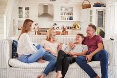 <p>/tʃæt əˈbaʊt ˈdeɪli laɪf/</p><p>(collocation) trò chuyện về cuộc sống</p><p>We often chat about daily life after dinner.</p>