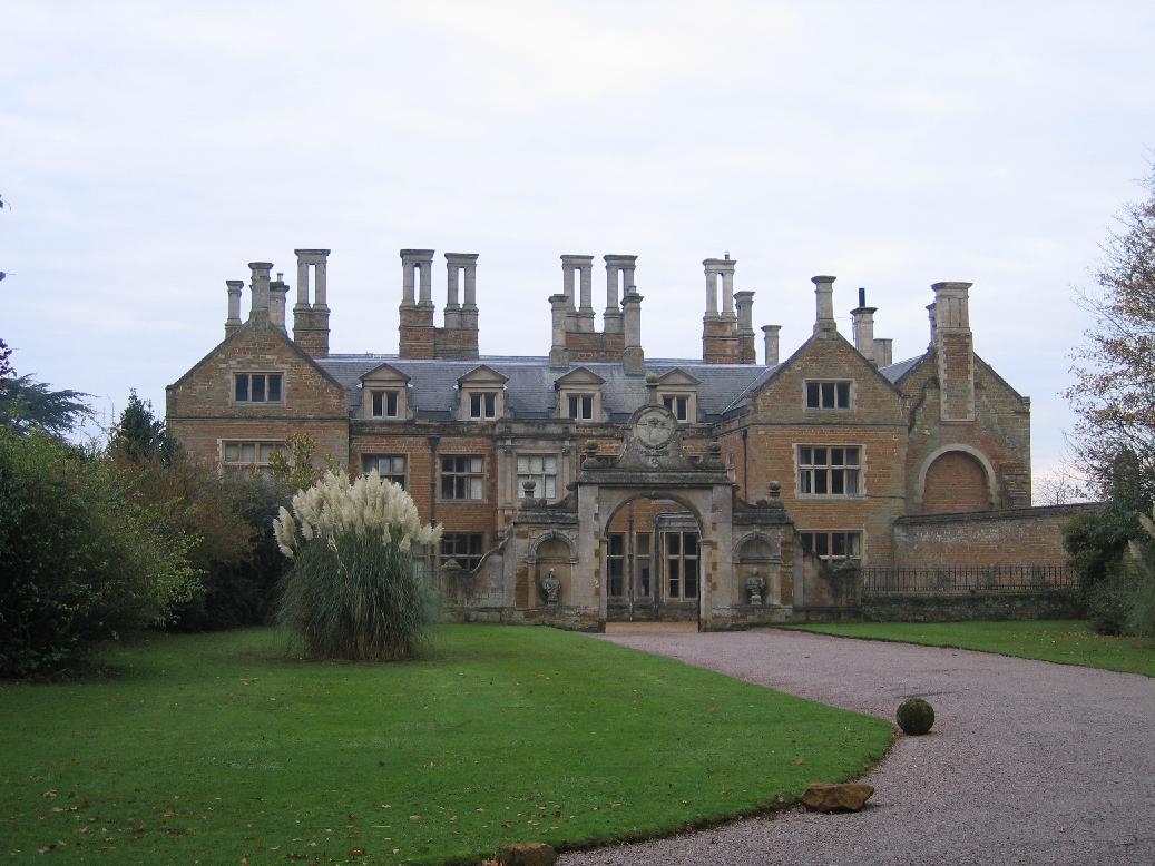 <ul><li><p>Exemplifies Elizabethan Architecture, built during the English Renaissance / reign of Queen Elizabeth</p></li></ul><p></p>