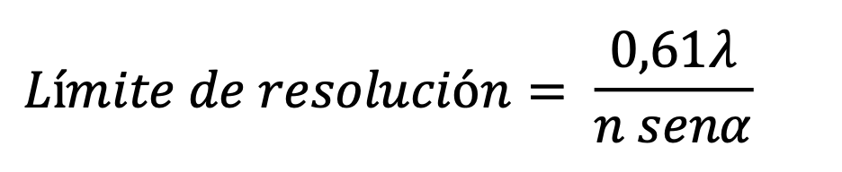 <p>Es la distancia mínima a la que pueden estar situados dos puntos para su perfecta discriminación</p><p>Depende de:</p><p class="p1"><span style="line-height: normal;">• Longitud de onda (</span>λ<span style="line-height: normal;">) de la luz utilizada.</span></p><p class="p1"><span style="line-height: normal;">• Apertura numérica del objetivo (</span>𝑁𝐴)<span style="line-height: normal;">, que a su vez</span></p><p class="p1"><span style="line-height: normal;">depende del índice de refracción del medio y del</span></p><p class="p1">ángulo de semiapertura de la lente</p>
