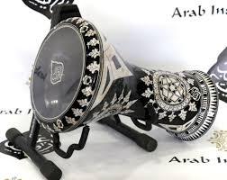 <p>What is this arabic instrument and how is it played?</p>