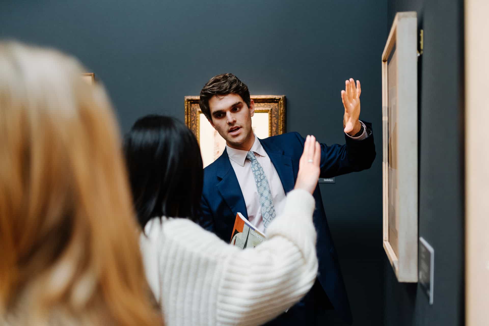 <p>Art dealer (n)</p>