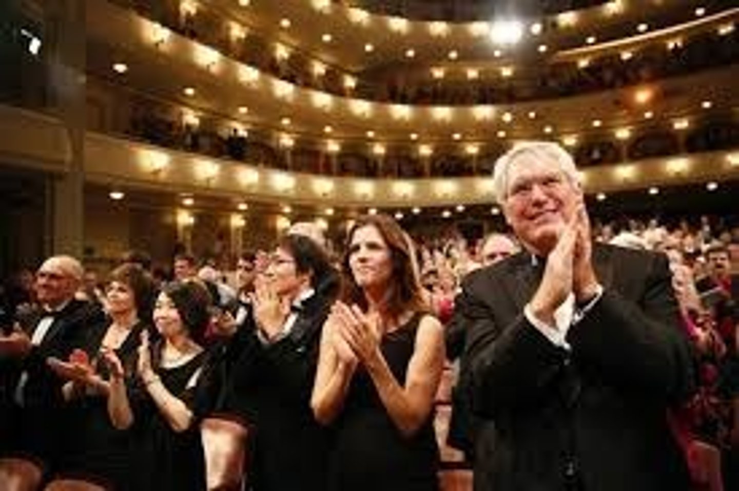 <p>(formal English) nhận tràng pháo tay đứng dậy Ví dụ: The orchestra received a standing ovation.</p>