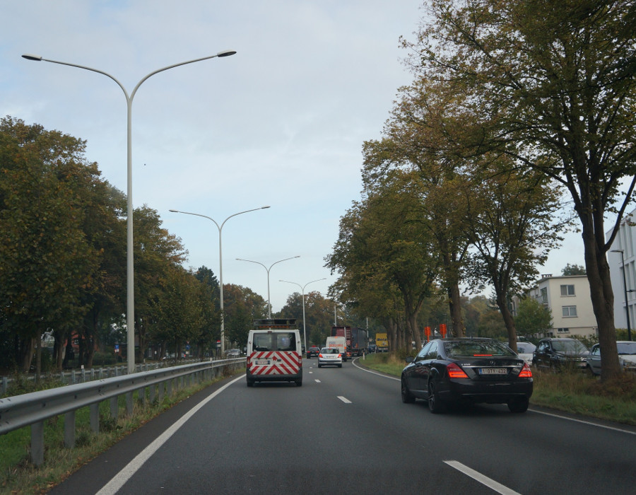 <p>Het zwarte voertuig wil naar de linkerrijstrook. Wie heeft voorrang?</p><ul><li><p>Hij heeft voorrang, aangezien hij van rechts komt.</p></li><li><p>Hij heeft voorrang als hij zijn richtingaanwijzer opzet.</p></li><li><p>Hij moet mij voorrang verlenen.</p></li></ul><p></p>