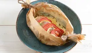 <p>A French term that means “envelope” and is pronounced ‘ahn pah-pee-yot’.</p><p>Wrapping food in a paper or foil pouch, which is then heated in an oven. The food inside the pouches is cooked by the steam.</p>