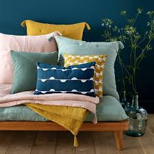 <p><span>cái gối, đệm (để kê đầu, tựa lưng)</span></p>