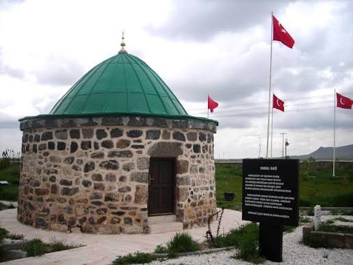 <p>Emir Gazi Kümbeti</p>