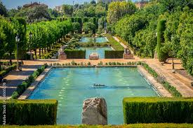 <p>Es un jardrin historico y muy bonito. Yo puedo leer la historia. En Cordova. </p>