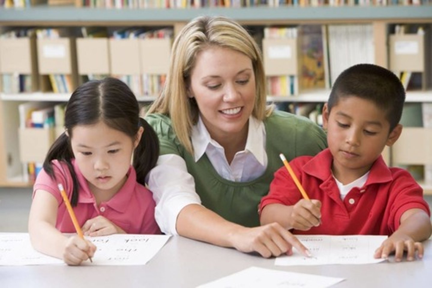 <p>(education English) đưa phản hồi/nhận xét Ví dụ: Teachers should give useful feedback.</p>