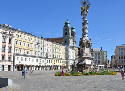 <p>quảng trường chính (n)<br>Cái tàu điện ngầm nào chạy tới quảng trường chính?</p>