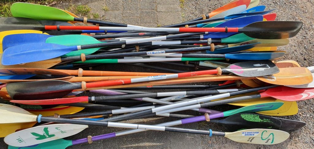 <p>mái chèo, cái dầm, cây chèo cầm tay (n)</p>