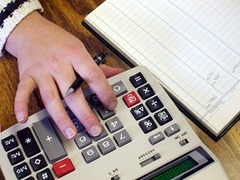 <p>Tính toán (discover a number or amount by using maths)</p><p>Can you ___ the total cost?</p>