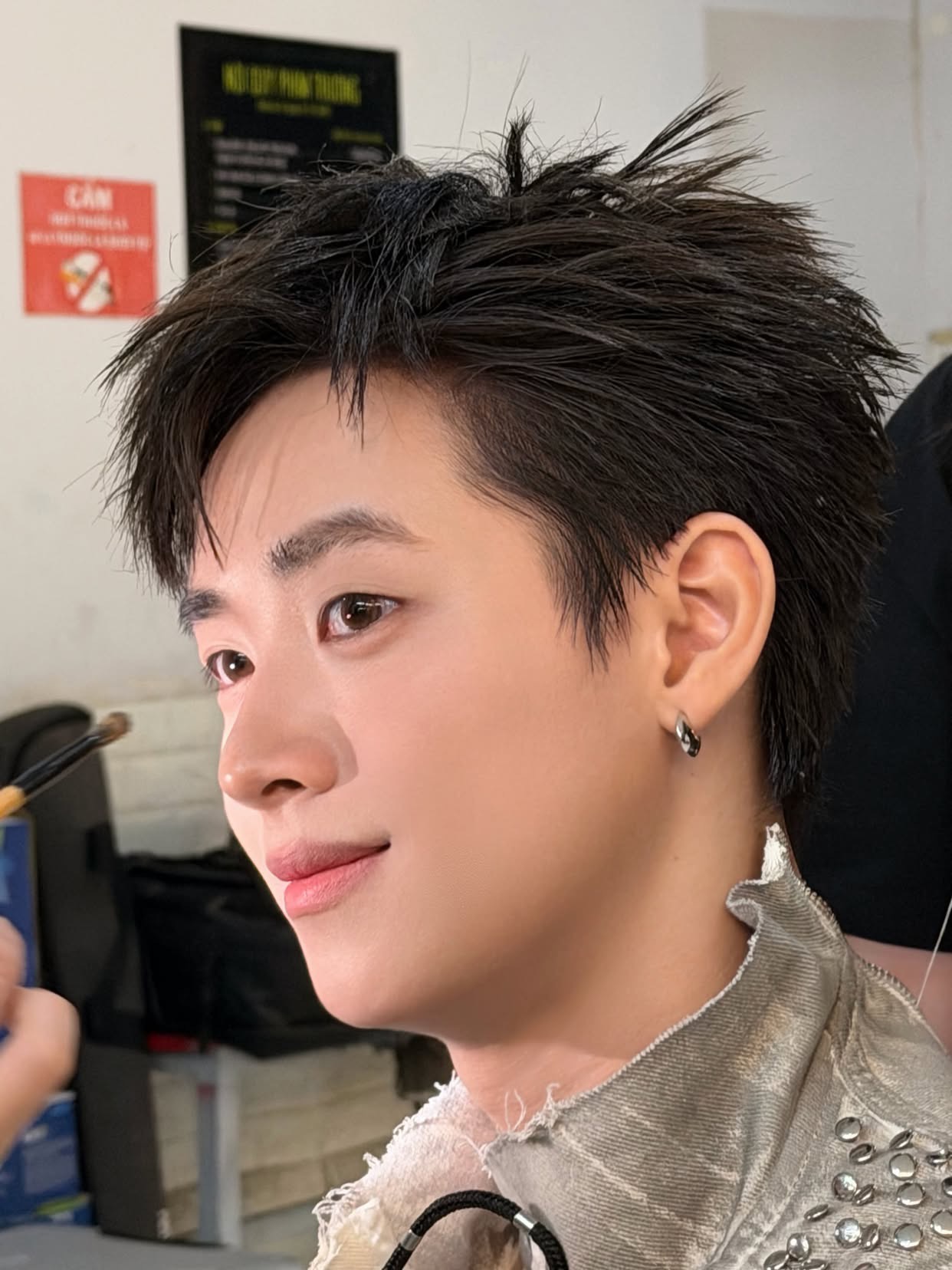 <p>→bị ấn tượng với ai đó cái gì <br>CONGB impresses audiences with his energetic personality and his talented for dancing and singing.</p><p></p>