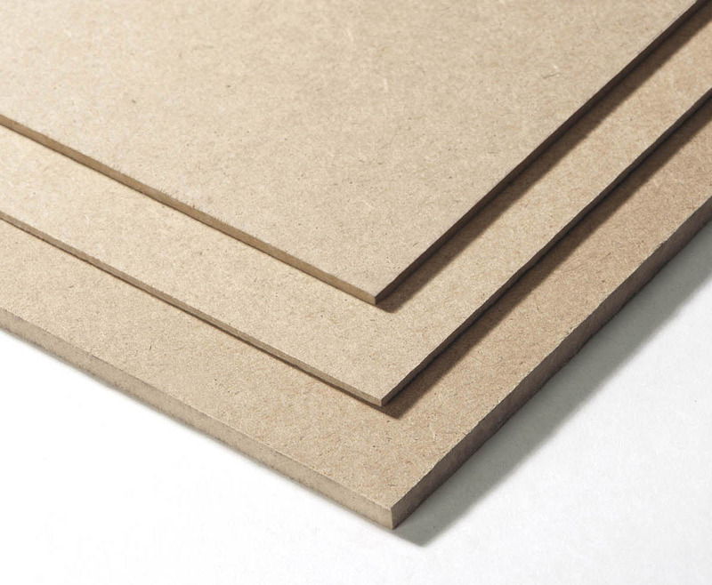 <p><strong>HDF (High Density Fiberboard)</strong></p><ul><li><p><em>Recunoaștere:</em> Din praf de lemn presat la densitate maximă. Foarte greu, fețe extrem de netede, dur ca o piatră. Nu poți băga unghia în el.</p></li><li><p><em>Utilizare:</em> Miezul parchetului laminat, tăblii foarte subțiri dar rezistente.</p></li></ul><p></p>