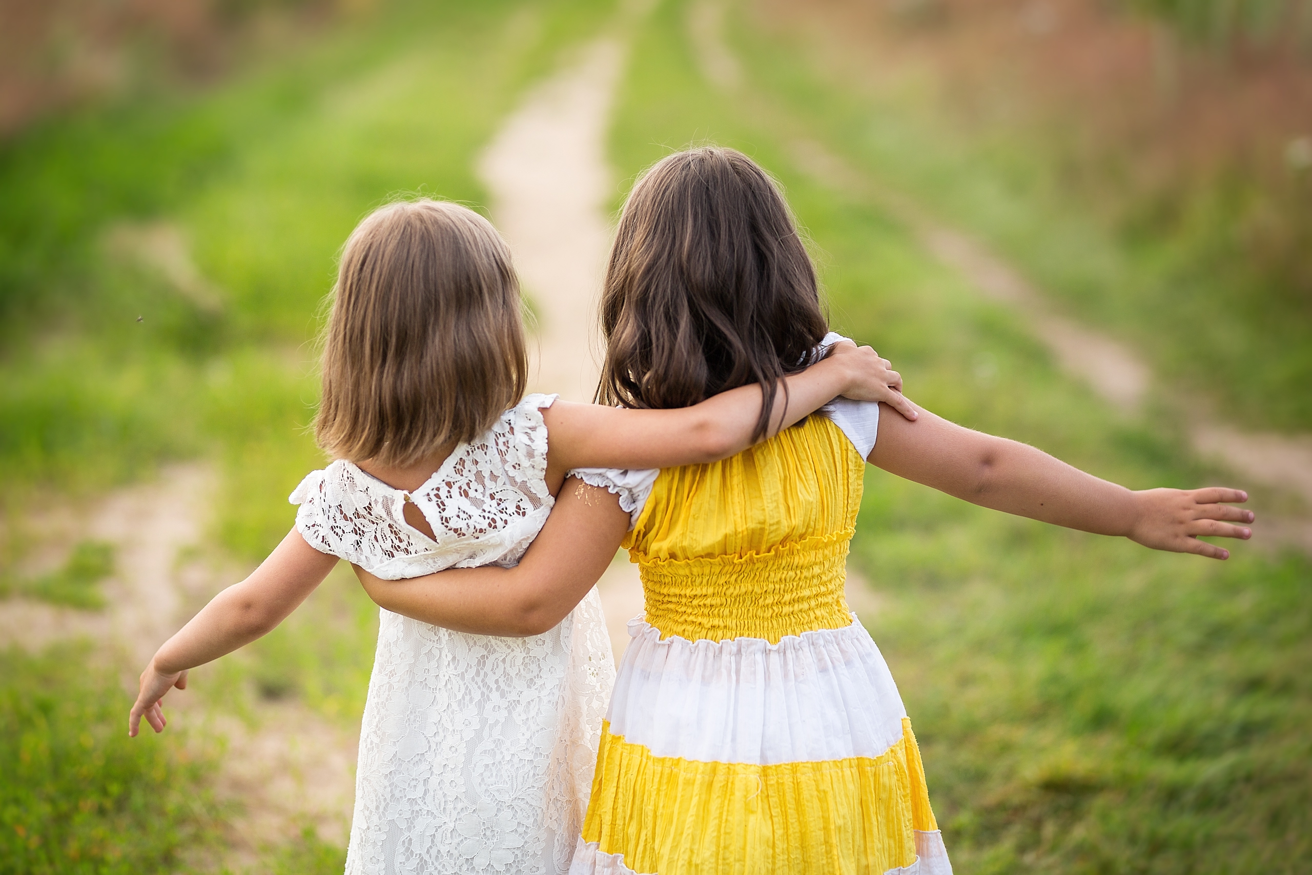 <p>get along (with)</p><p>(I get along well with my older brother.)</p>