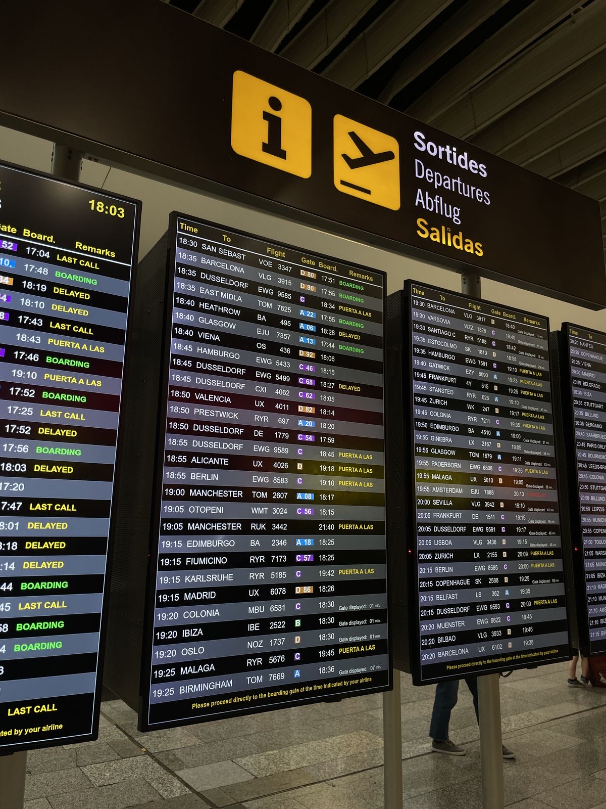 <p><span><strong>departures board</strong></span></p><p><span><strong>Ex:check the departures board</strong>Â</span></p>