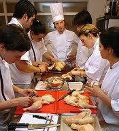<p>cocinan</p>