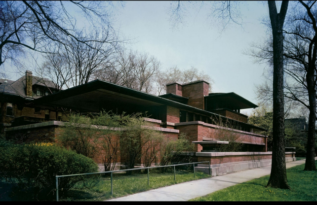 <p>Has open floor plans and non-compartmentalized rooms meant to emprace industrialization. It also uses cantalivers supported by steel frames in the structure</p>