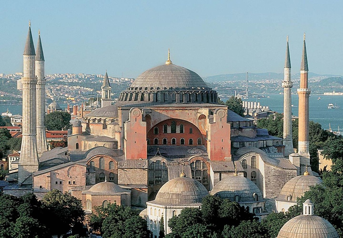 <p>is the architecture of the Later Roman Empire. was highly influenced by Greek & Roman architecture. Building became more complex, geometrically; used stone, bricks and plaster & mosaics. Used pendentives to support a circular dome over a square space.</p><p>是后罗马帝国的建筑。 深受希腊和罗马建筑的影响。 建筑在几何上变得更加复杂; 用了石头、砖块和石膏和马赛克。 使用悬垂物在方形空间上支撑圆形圆顶。</p>